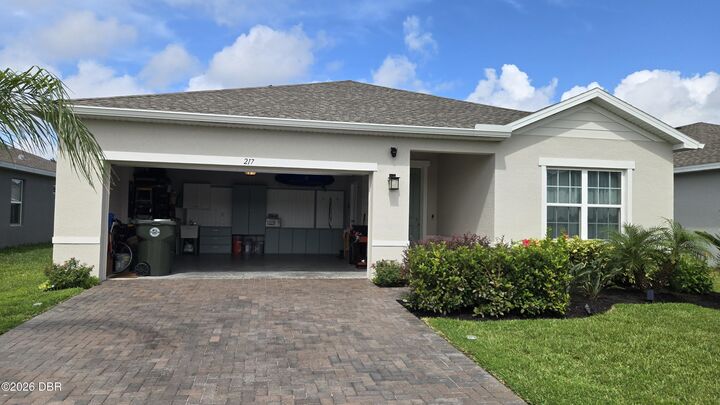 Property Photo: 217 Eagle Harbor Way FL 32124
