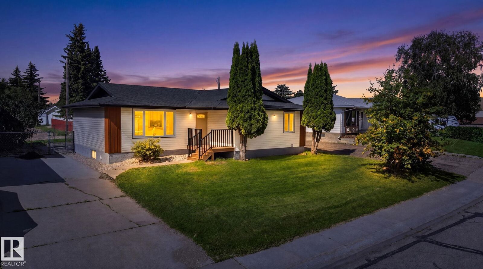 Property Photo:  5 Peace River Drive  AB T9G 1N3 