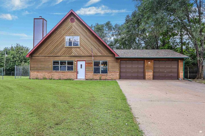 Property Photo:  813 Greenfield Cir  KS 66502 