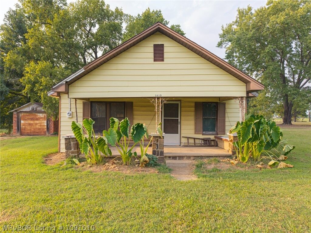Property Photo: 1610 E Main Street AR 72941