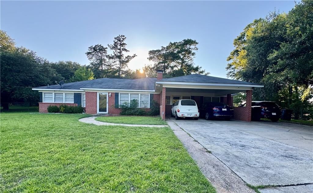 Property Photo: 1408 W Lakeshore Drive LA 71457