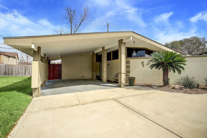 Property Photo:  5303 Tallow Lane  TX 77021 