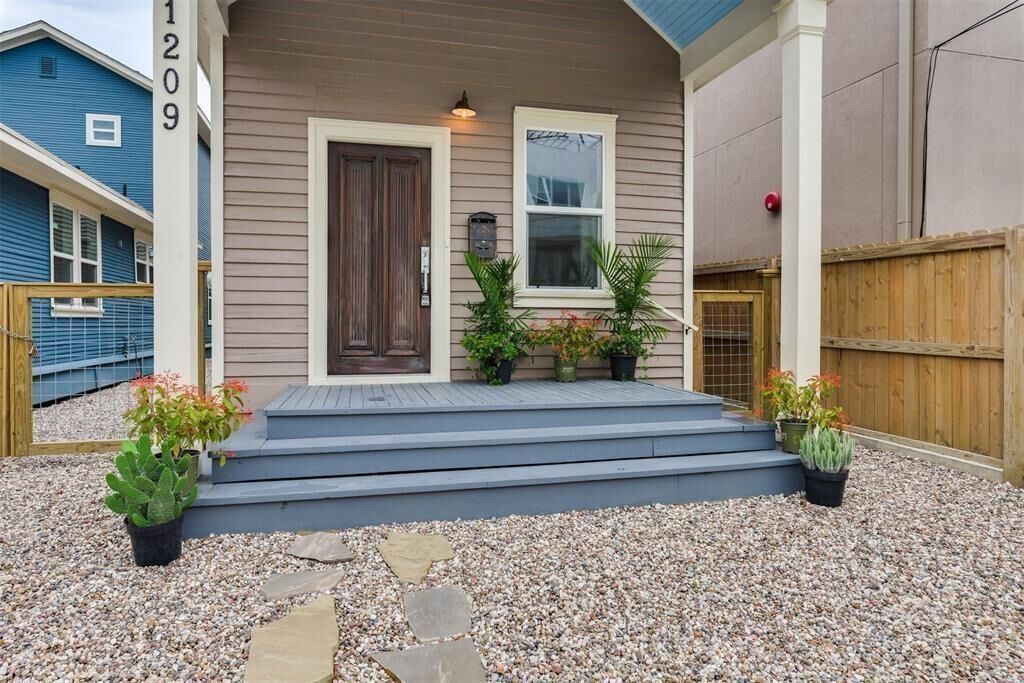 Property Photo:  1209 Summer Street  TX 77007 