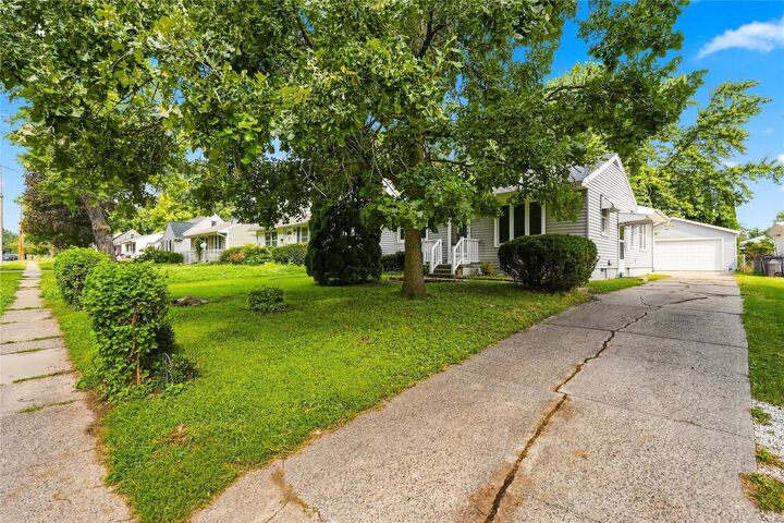 Property Photo:  3005 Madison Avenue  IA 50310 