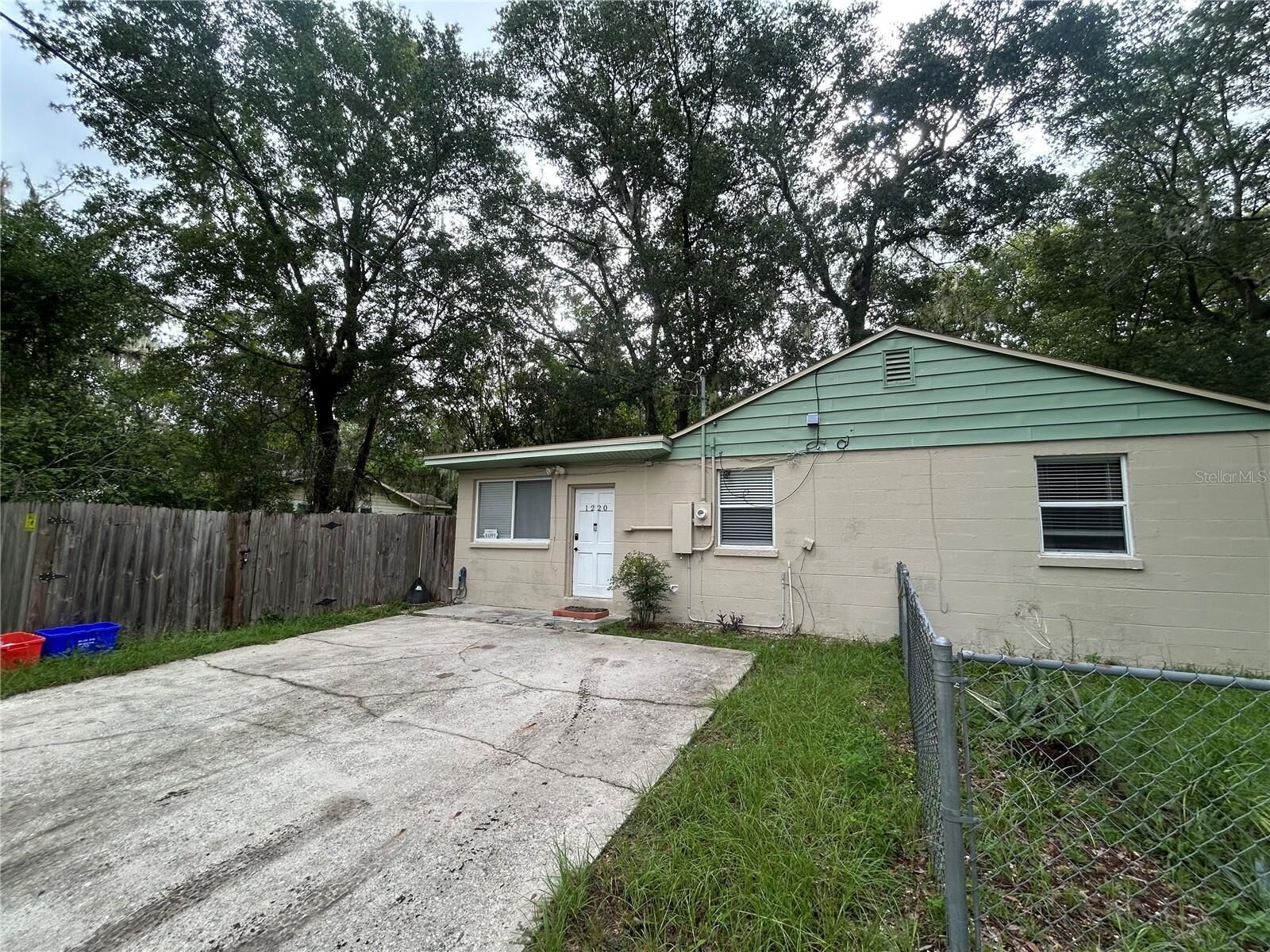 Property Photo: 1220 NW 31 Avenue FL 32609