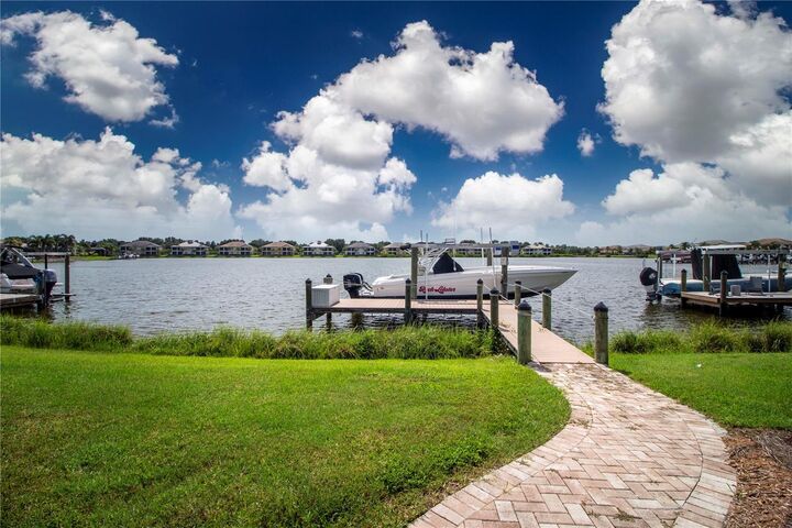 Property Photo: 1030 Overlook Court FL 34208