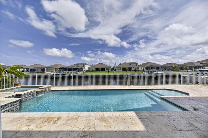 Property Photo:  715 Islebay Drive  FL 33572 