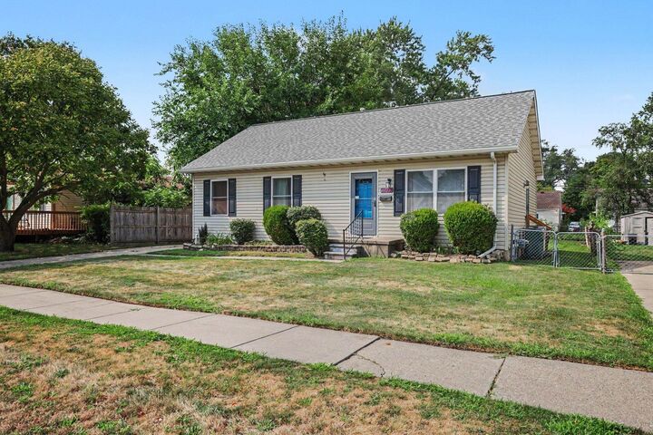 Property Photo: 1753 E Evelyn Avenue MI 48030-2307