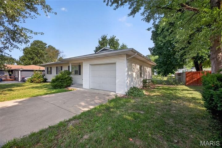 Property Photo:  617 Willow Lane  MO 65536 