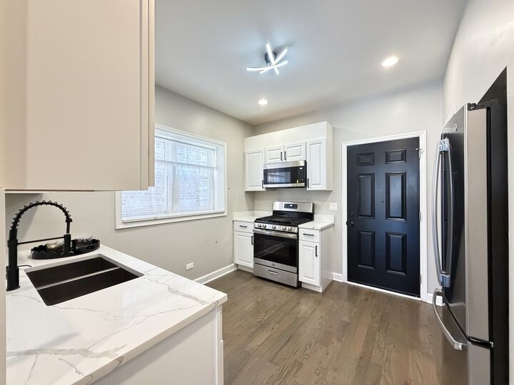Property Photo:  3138 N Marmora Avenue 1  IL 60634 