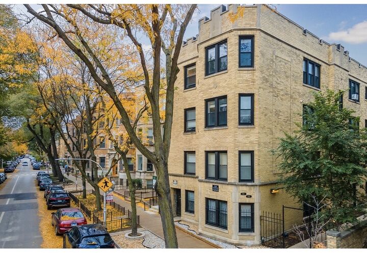 Property Photo: 648.5 W Roscoe Street 2N IL 60657