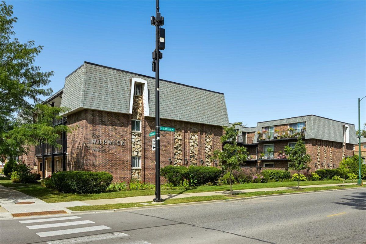 Property Photo: 3746 N Central Avenue 3E IL 60634