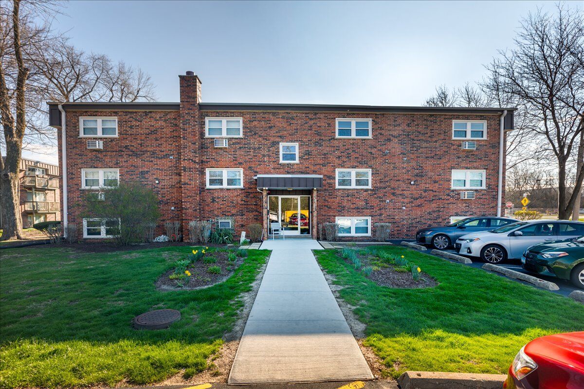 Property Photo: 5740 East Avenue 2C IL 60525