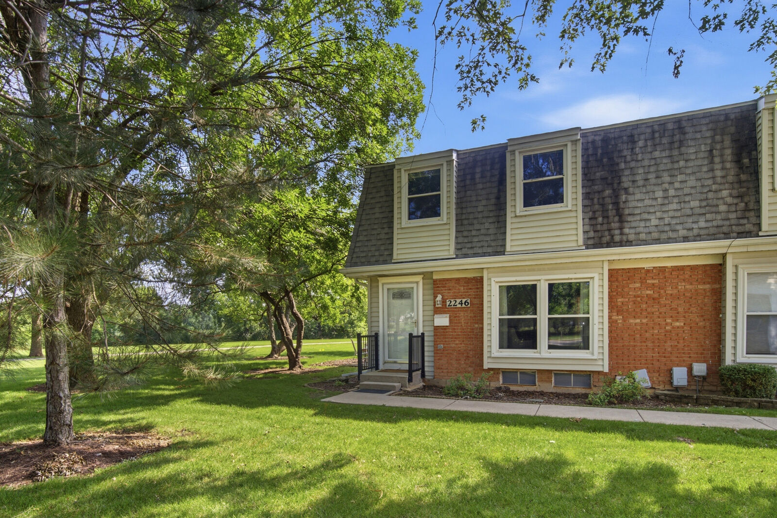 Property Photo: 2246 Brent Court IL 60194