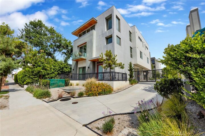 Property Photo:  943 E California Boulevard 2  CA 91106 