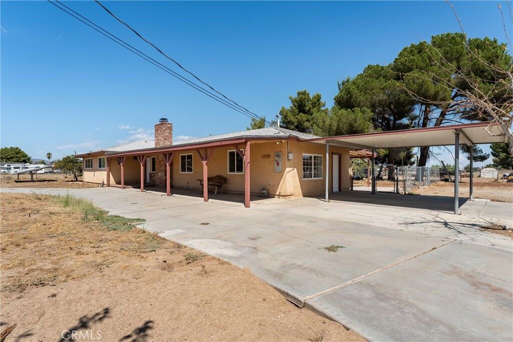 Property Photo: 1729 W Avenue N-8 CA 93551