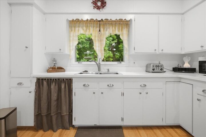 Property Photo:  
