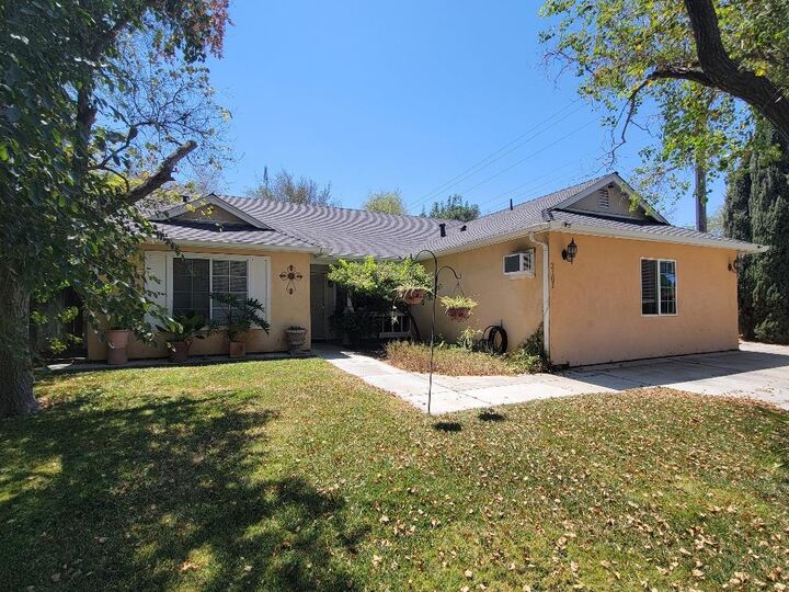 Property Photo: 2101 Canal Farm Lane CA 93635