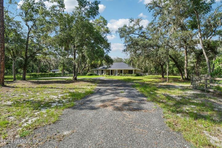 Property Photo: 135 Pearsall Circle FL 32666