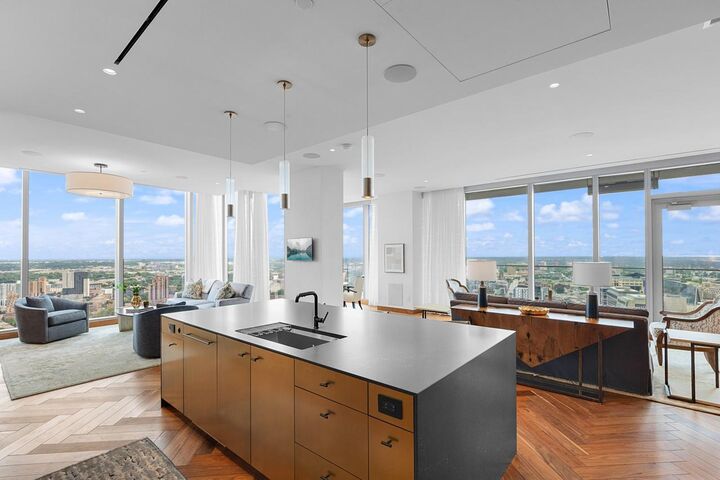 Property Photo: 255 Hennepin Avenue 3402 MN 55401