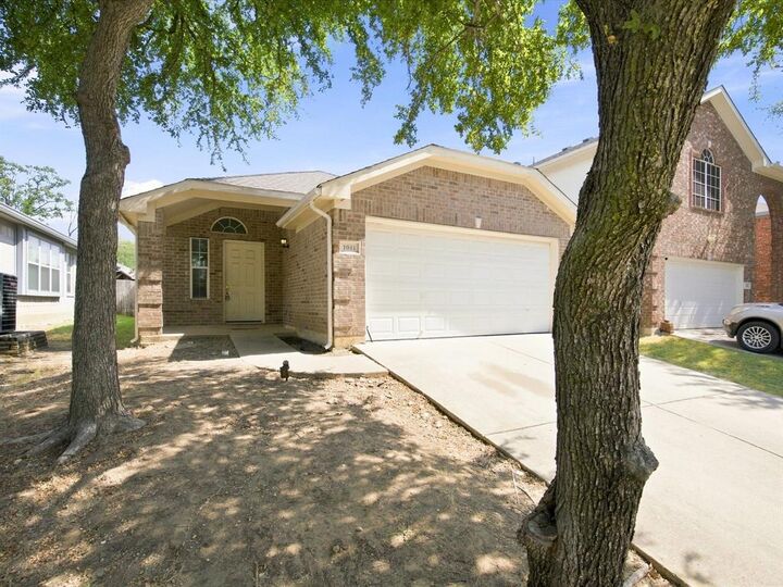 Property Photo: 1011 Cruise Street TX 76207