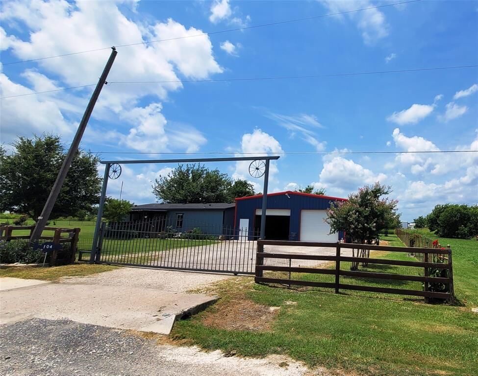 Property Photo: 104 Mimosa Way TX 76084