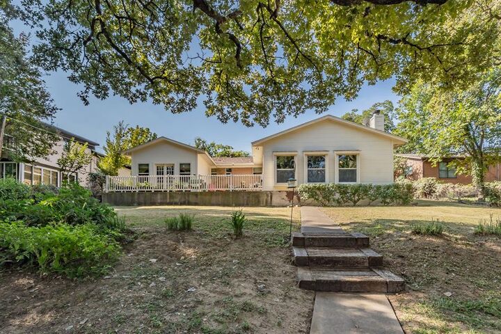 Property Photo: 300 Shoreline Drive TX 76020