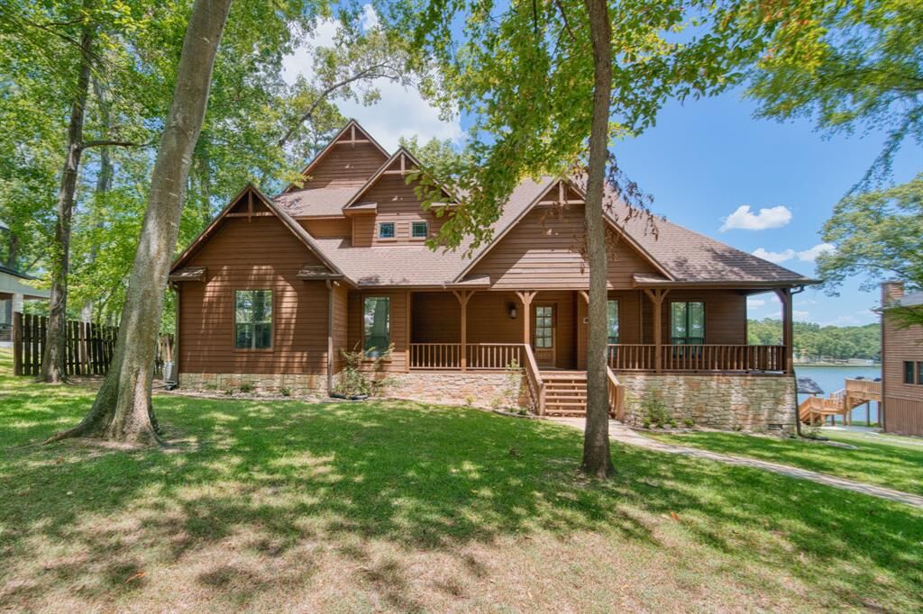 Property Photo: 811 King Leonard Court TX 75480