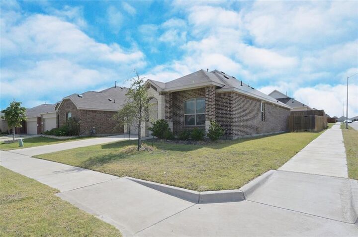 Property Photo: 14853 Holster Trail TX 76052