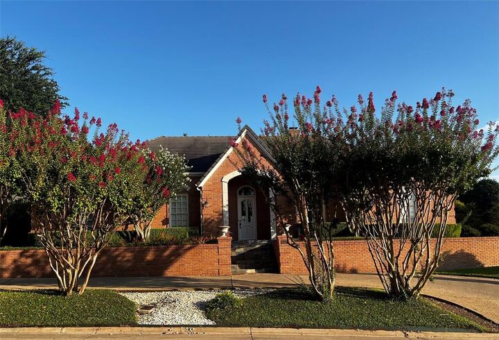 Property Photo: 6509 Muirfield Road TX 76132
