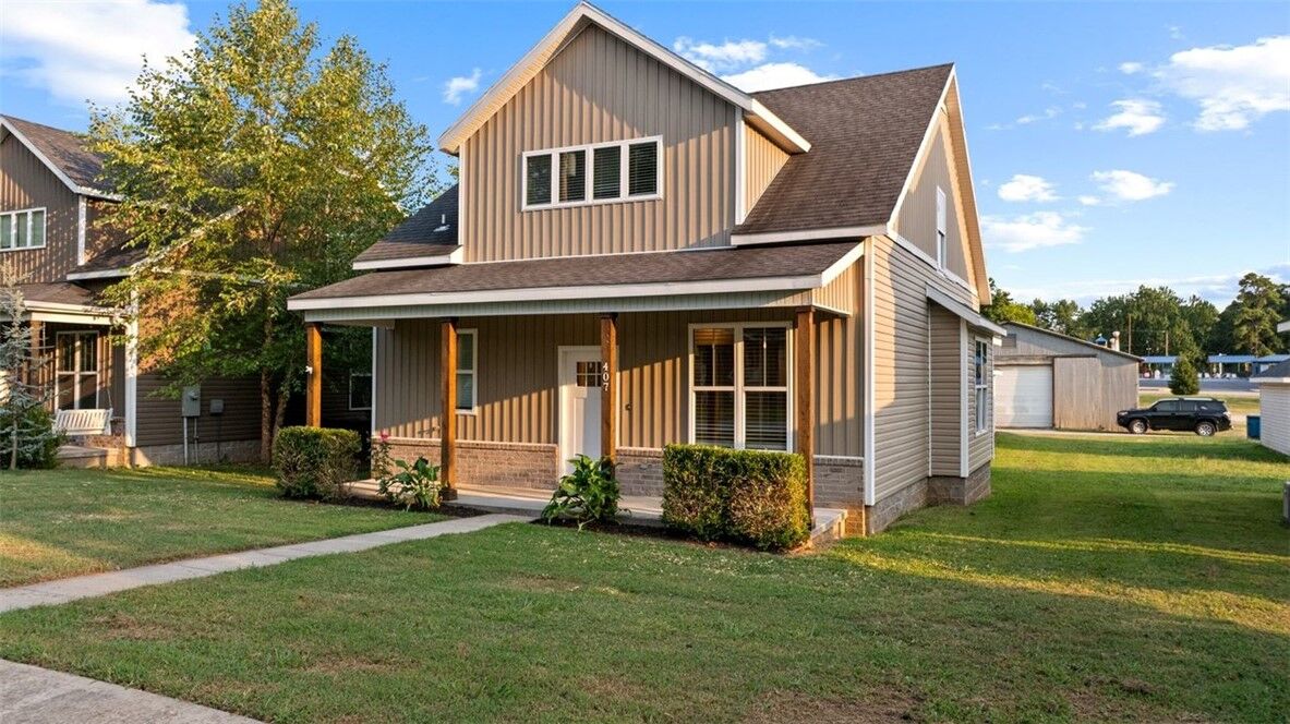 Property Photo:  407 SE Birmingham Street  AR 72736 