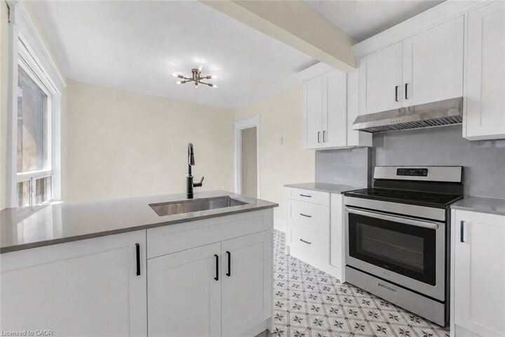 Property Photo:  409 Charlton Avenue W 4  ON L8P 2E6 