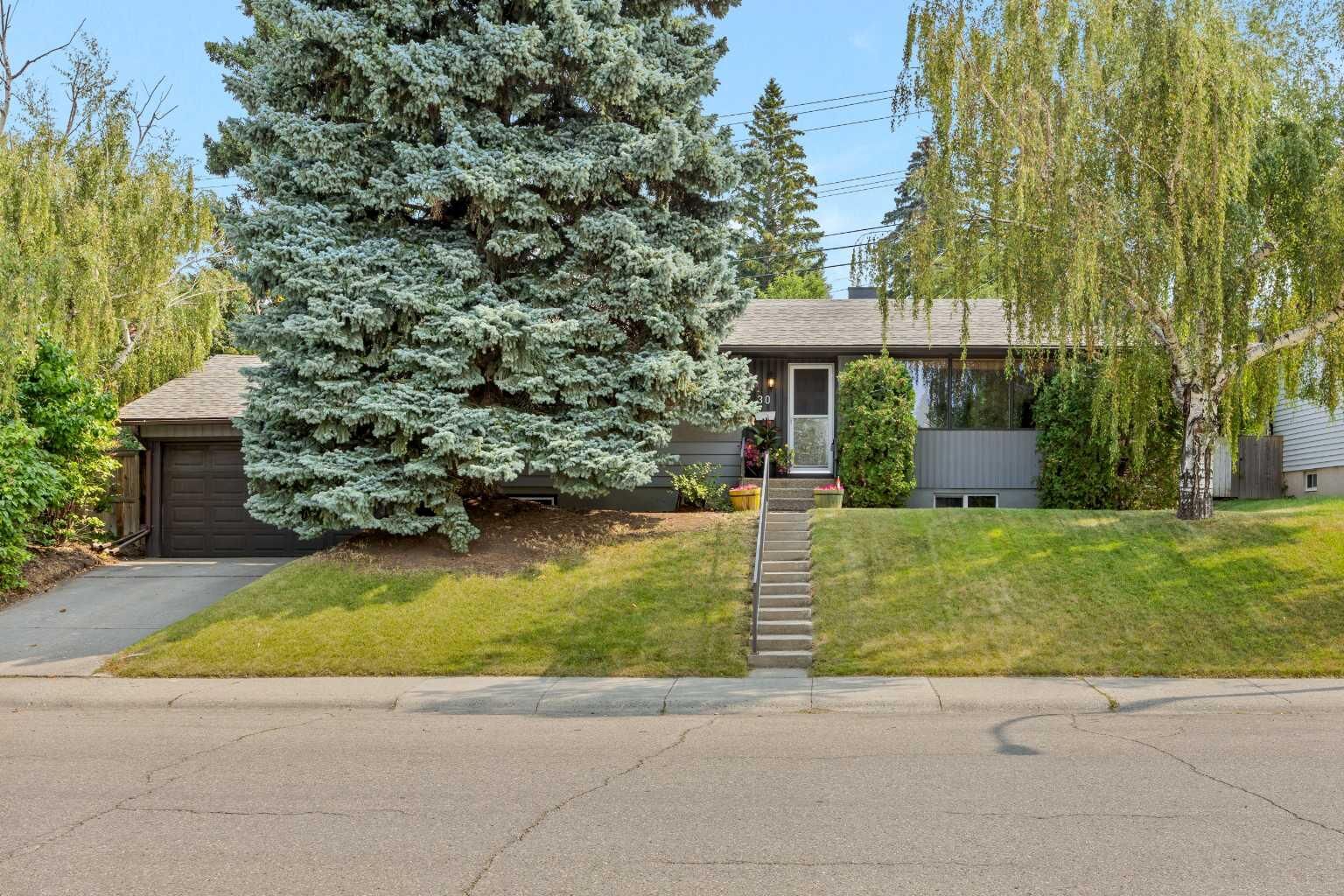 Property Photo: 30 Gateway Drive SW AB T3E 4J7