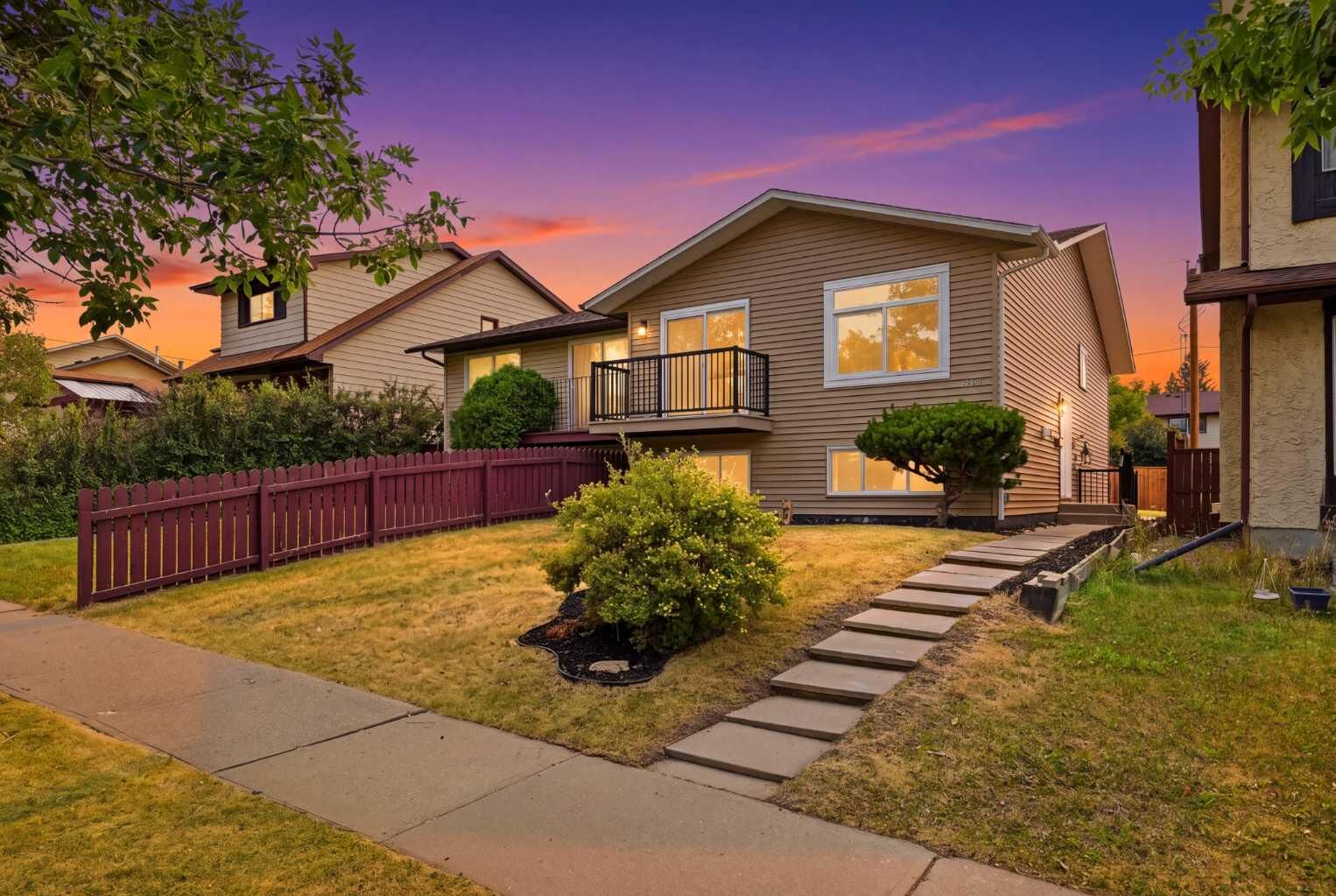Property Photo:  1387 Berkley Drive NW  AB T3K 1T5 