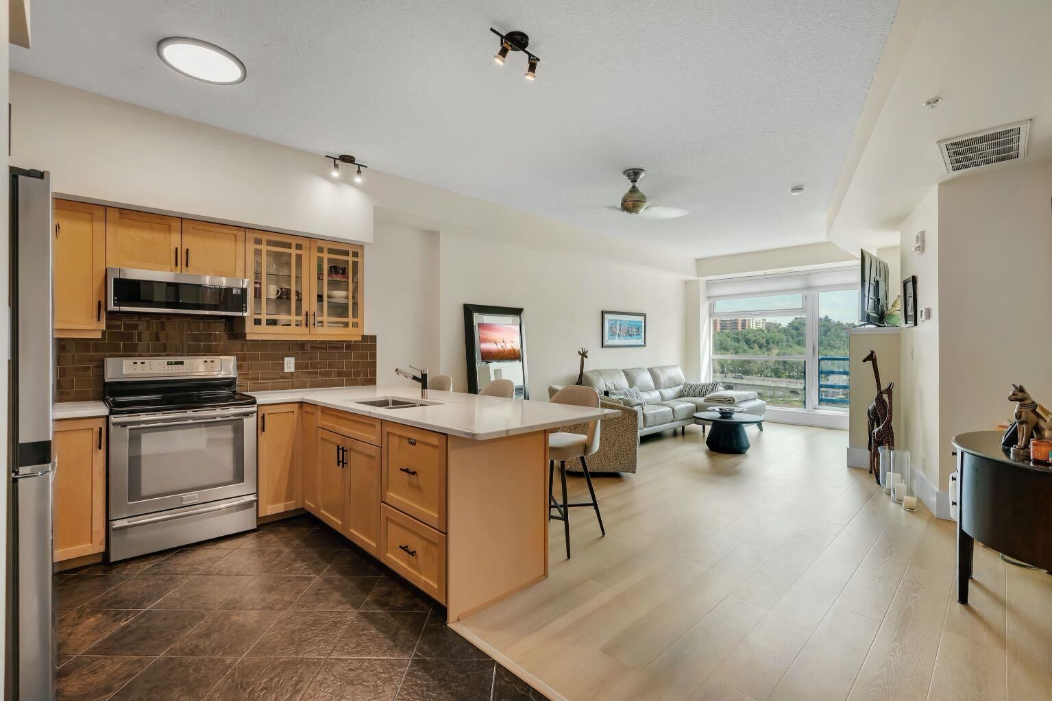 Property Photo: 205 Riverfront Avenue SW 604 AB T2P 5K4