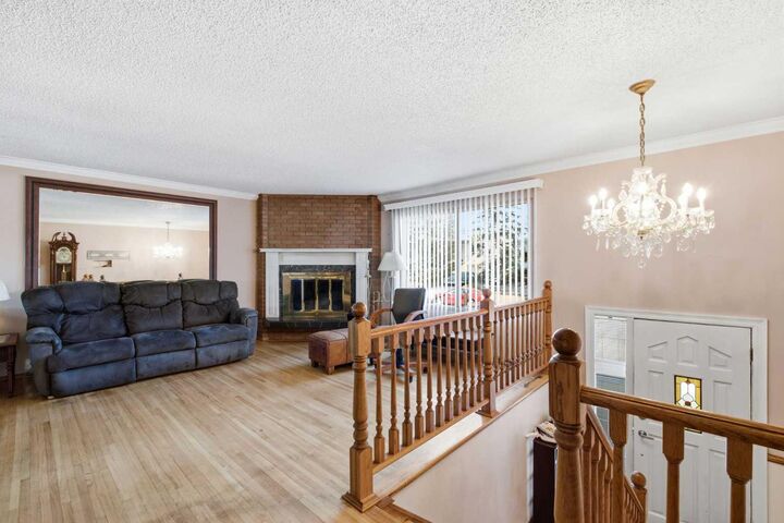 Property Photo:  16 Dalroy Crescent NW  AB T3A 1G3 