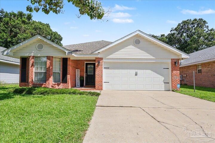 Property Photo: 8009 Cayenne Way FL 32526