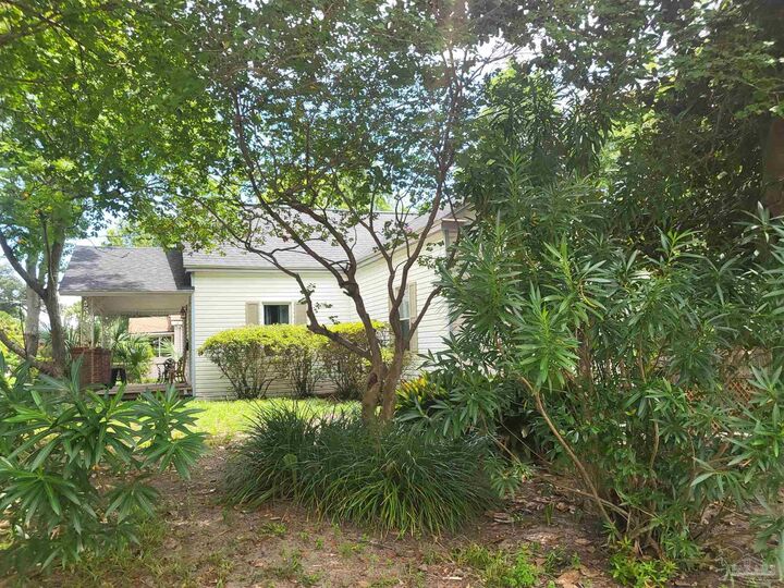 Property Photo: 1301/1305 E La Rua St FL 32501
