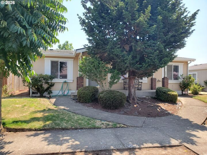 Property Photo: 1376 David Ave OR 97404