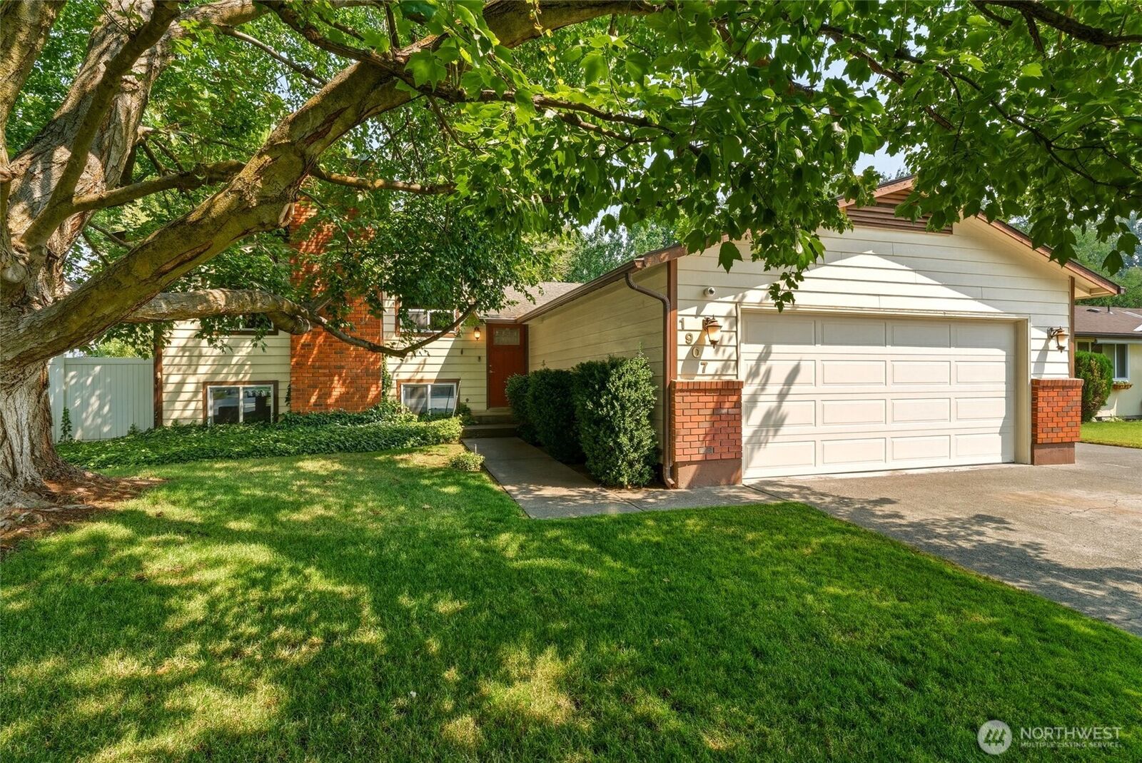 Property Photo:  1907  Sunset Drive  WA 99362 