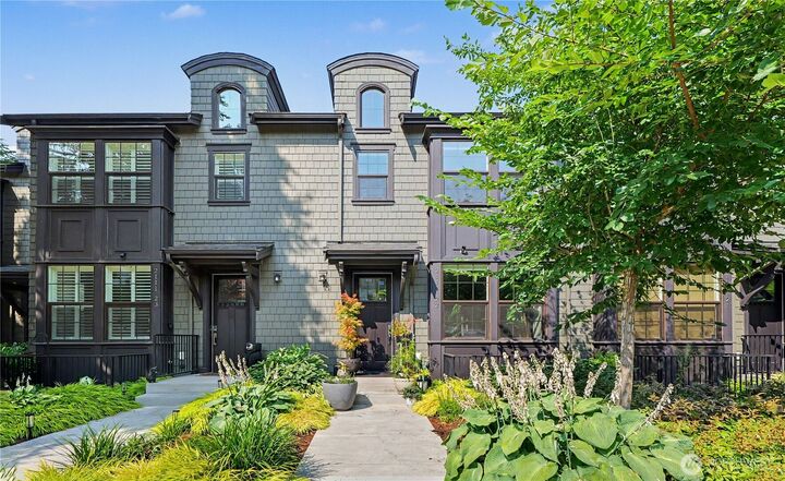 Property Photo:  2111  9th Avenue W 22  WA 98119 