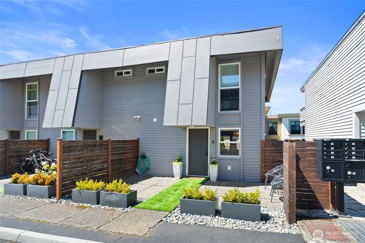 Property Photo: 10112 NE 68th Street NE 4 WA 98033