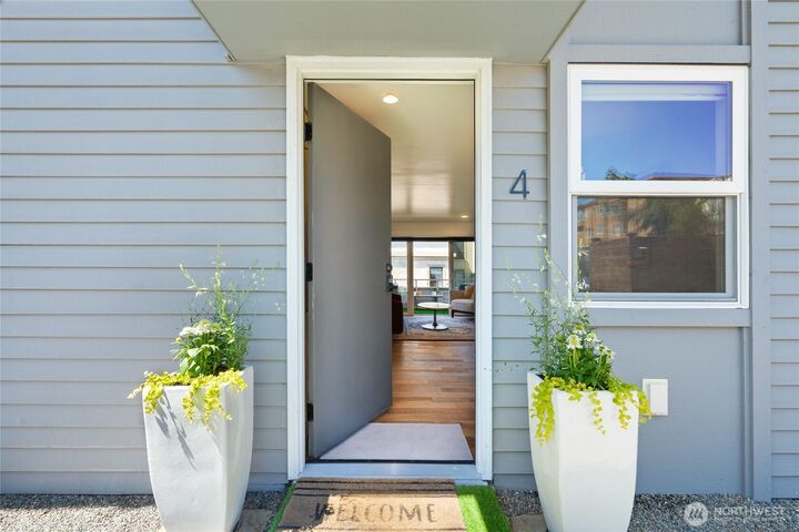 Property Photo: 10112 NE 68th Street 4 WA 98033