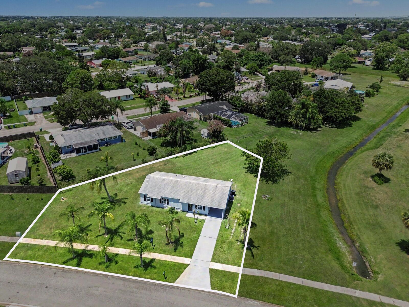 Property Photo:  502 NE Solida Circle  FL 34983 