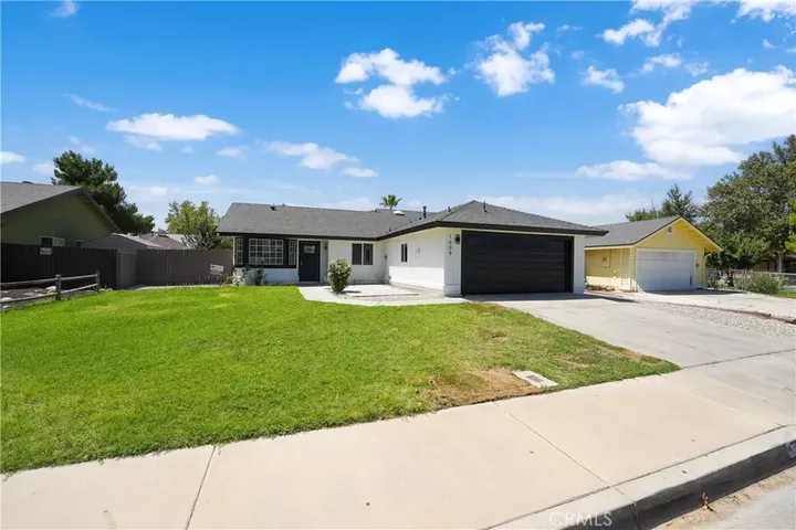 Property Photo: 1608 Lobo Court CA 93535