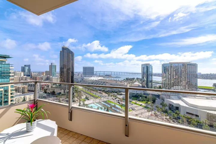 Property Photo:  550 Front St. 1808  CA 92101 