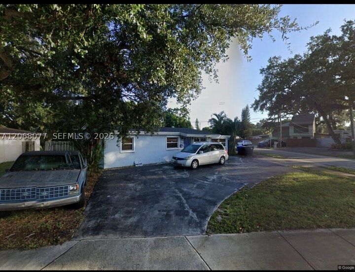 Property Photo:  5801 Sheridan St  FL 33021 