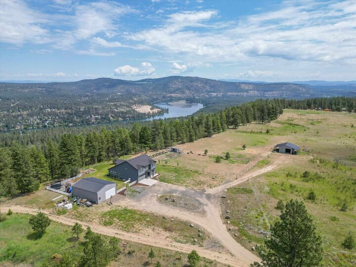 Property Photo:  13616 W Pine Bluff Rd  WA 99026 