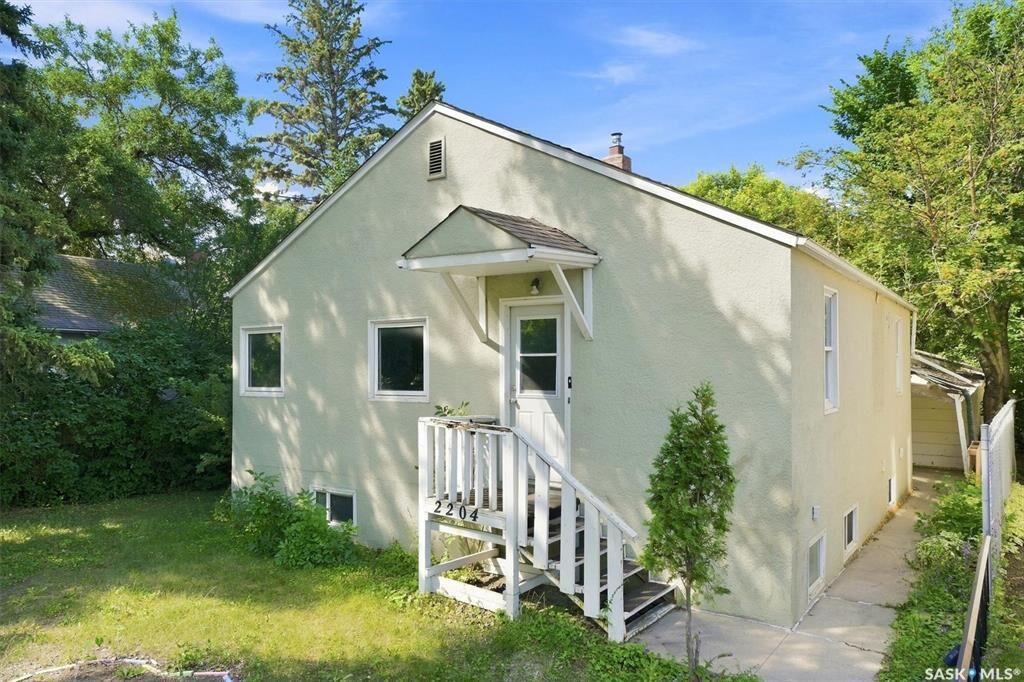 Property Photo: 2204 Lorne Avenue SK S7J 0R9