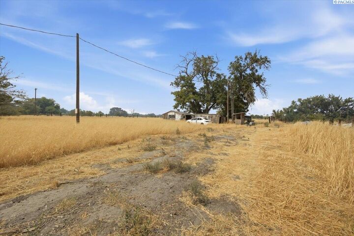 Property Photo:  226704 E Bowles Rd  WA 99337 